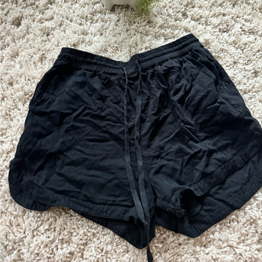 Blue notes, super simple, casual, black drawstring women’s summer shorts.